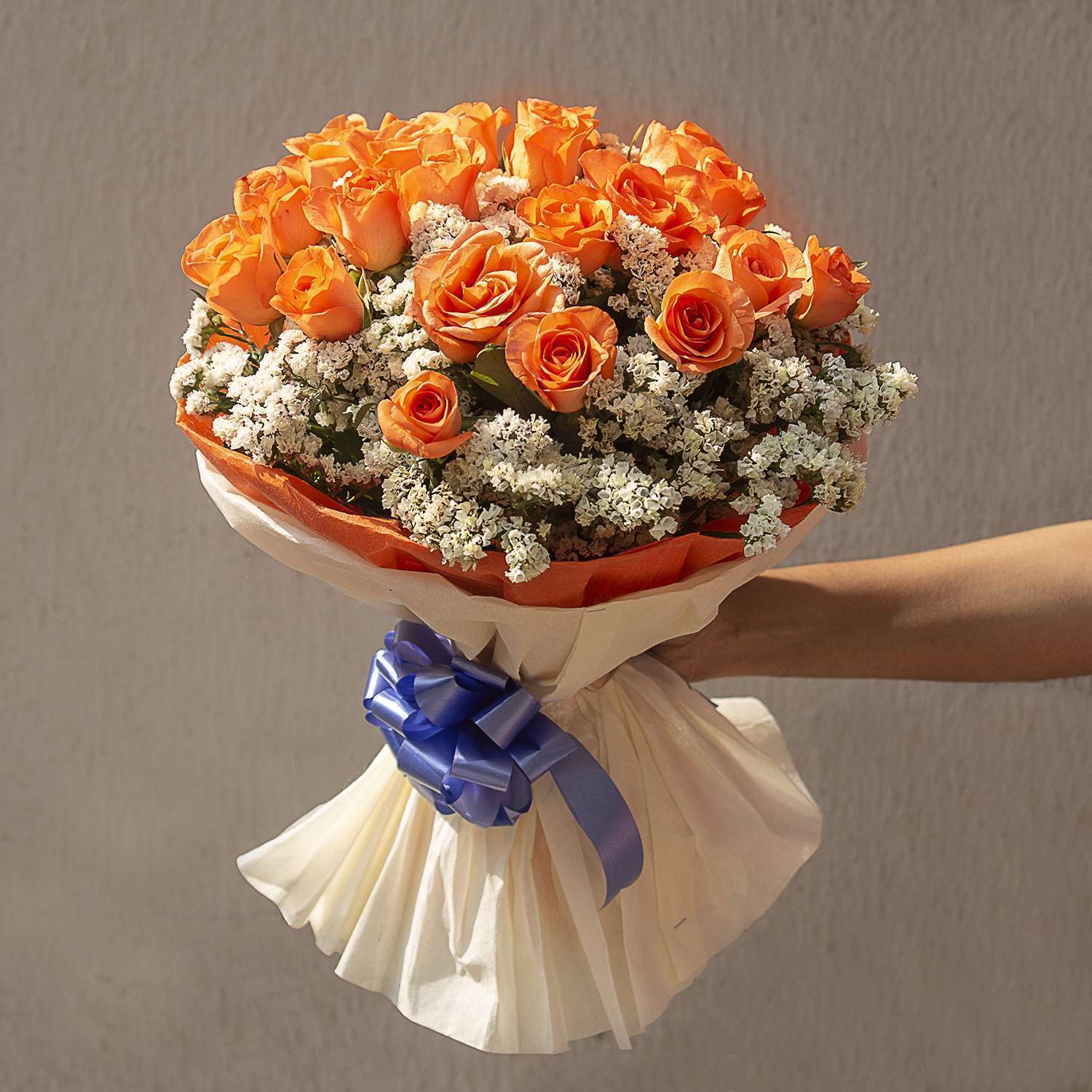 https://ovenfresh2025.s3.eu-north-1.amazonaws.com/New_Website_products/2023/02/Hand-Bouquet-Of-20-Orange-Roses-And-Limonium_1.jpg